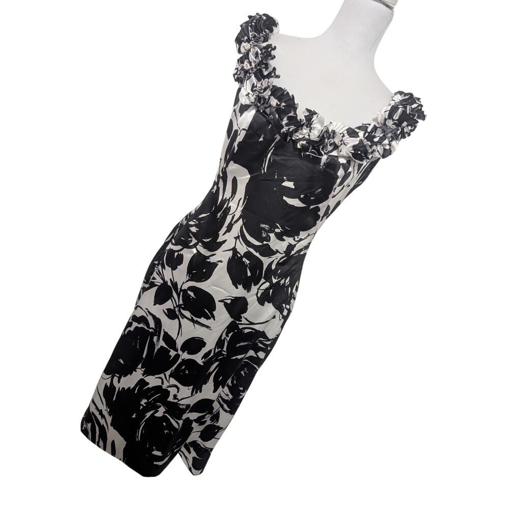 WHITE HOUSE BLACK MARKET! BLACK & WHITE SATIN FLORAL, SCRUNCHY NECKLINE DRESS! 6